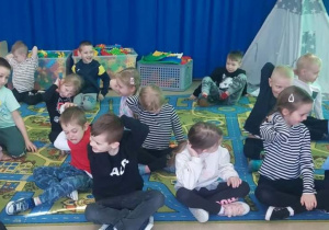 Dzieci naśladują pandę-drapią się po pleckach