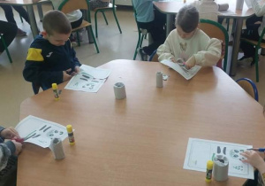 Dzieci wykonują pandy z rolek po papierze toaletowym
