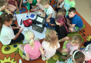 Motylki poznają wyposażenie apteczki.