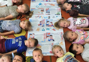 Motylki prezentują plakat pierwszej pomocy.