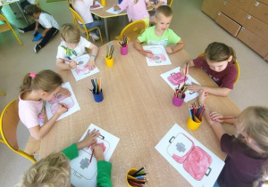 Motylki kolorują apteczki.