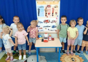Rybki prezentują samochody służące do udzielania pierwszej pomocy.