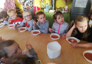dzieci jedzą pyszną zupkę