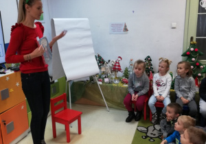 dzieci słuchają opowieści o Świętym Mikołaju