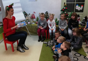 dzieci słuchają opowieści o Świętym Mikołaju