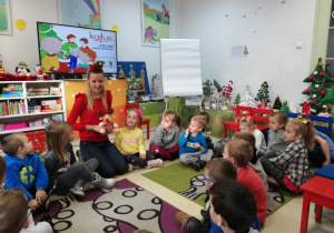 dzieci słuchają świątecznych opowieści