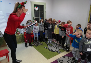 dzieci interpretują ruchem piosenkę o Mikołaju