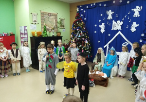 dzieci śpiewają o Jezusie