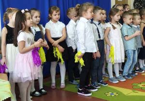 dzieci śpiewają