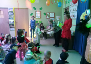 Dzieci odbierają nagrody za udział w konkursie