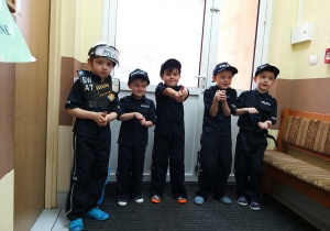Chłopcy przebrani za policjantów pilnują przedszkola