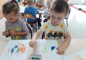 dzieci malują kropki farbami