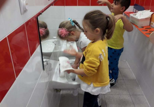 dzieci myją rączki według instukcji