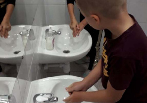 dzieci myją rączki według instukcji
