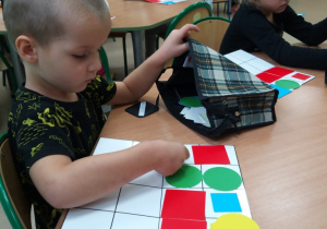 dzieci układają figury geometryczne według kodu
