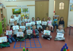 dzieci wspólnie pokazują prawidłowo narysowane wzory