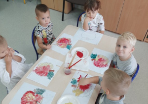 dzieci malują farbami owoce