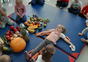 dzieci poznają owoce i warzywa