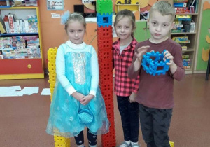 dzieci budują wieżę dla księżniczki