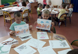 dzieci pokazują ilustracje do swoich bajek