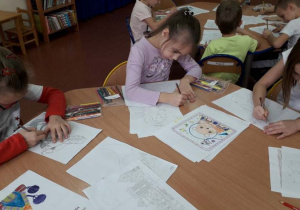 dzieci wykonują ilustracje do swoich bajek