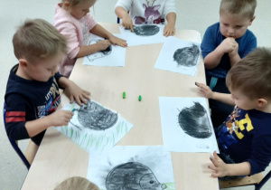 dzieci malują jeże