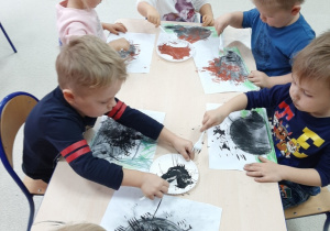 dzieci malują jeże