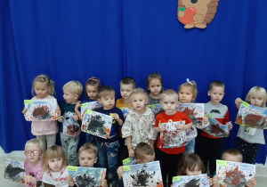 dzieci prezentują portrety jeża