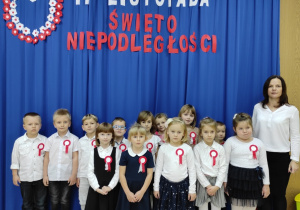 dzieci z grupy Motylki śpiewają hymn Polski
