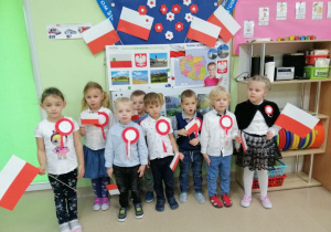 dzieci z grupy Żabki śpiewają hymn Polski