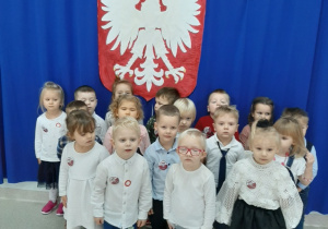 dzieci z grupy Rybki śpiewają hymn Polski