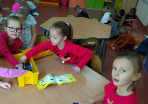 dzieci bawią się prezentem-klockami lego