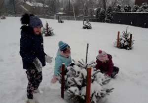 dzieci obserwują płatki śniegu