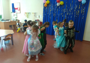 dzieci biorą udział w konkursach tanecznych