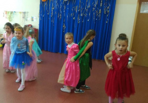 dzieci biorą udział w konkursach tanecznych
