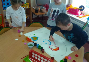 dzieci z grupy Wiewiórki malują walentynkowe plakaty