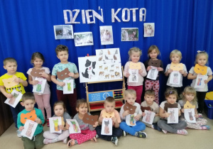 dzieci z grupy Żabki pokazują kocie maski