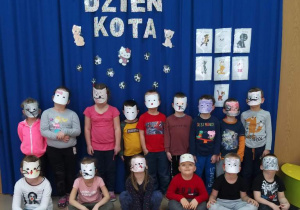 dzieci z grupy Motylki prezentują kocie maski