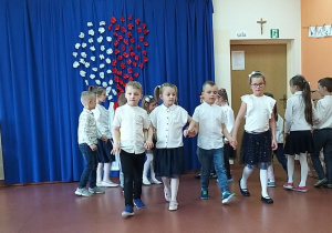 dzieci z grupy Wiewiórki tańczą poloneza