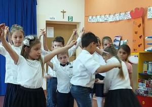 dzieci z grupy Wiewiórki tańczą poloneza