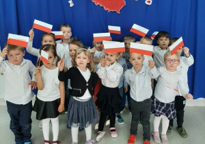 dzieci z grupy Rybki trzymają polską flagę