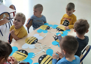 dzieci robią pszczoły na tekturowych tackach