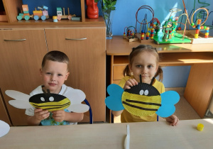 dzieci robią pszczoły na tekturowych tackach