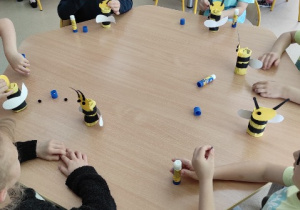 dzieci robią pszczoły z rolek papierowych