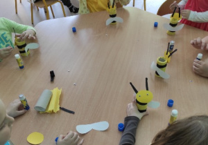 dzieci robią pszczoły z rolek papierowych