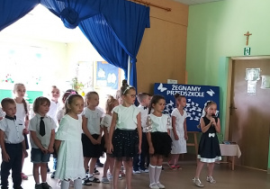 dzieci śpiewają pożegnalną piosenkę