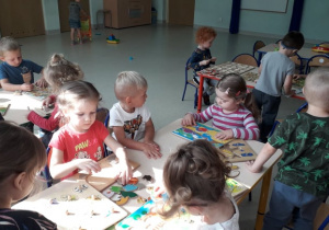 dzieci układają drewniane układanki