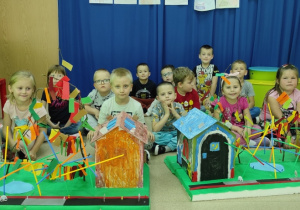 Dzieci prezentują wykonane przez siebie makiety miasta