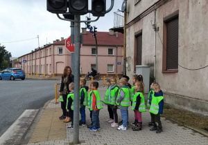 dzieci czekają na skrzyżowaniu na zielone światło