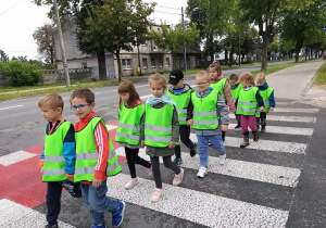 Przedszkolaki z grupy "Wiewiórki" podczas spaceru na skrzyżowanie utrwalają zasady bezpiecznego poruszania się po drodze